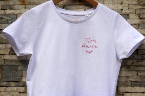 T-shirt-ricamata-feminist-mom-power-maglietta-cotone-biologico-2