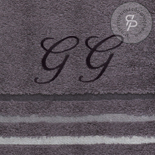 asciugamano con iniziali dettaglio dei ricami