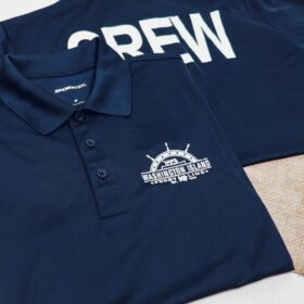 polo personalizzata con stampa sulle spalle e ricamo frontale con logo aziendale