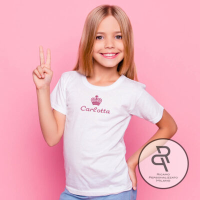 T-shirt ricamata con scritta sul petto bambina