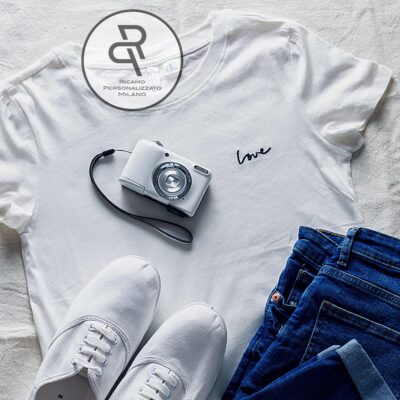 t-shirt ricamata con scritta love dettaglio
