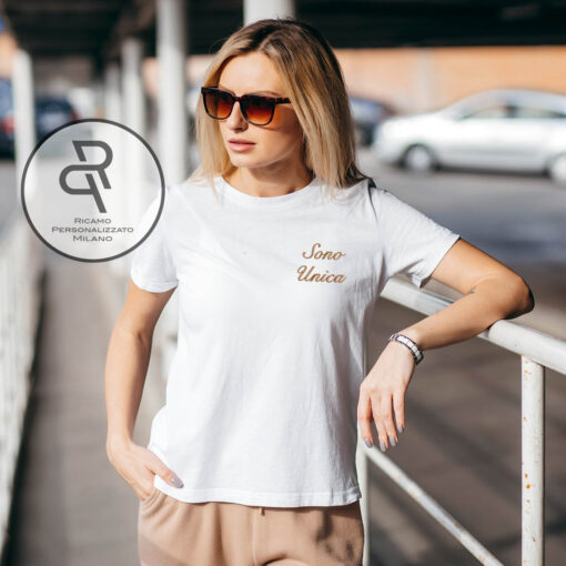 T-shirt ricamata con frase sul lato del cuore bianca