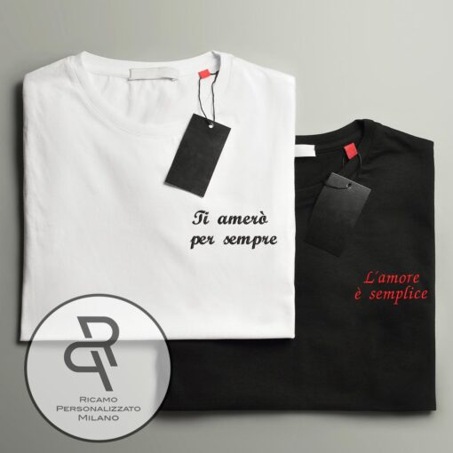 t-shirt ricamata con scritta sul petto in versione nera e bianca