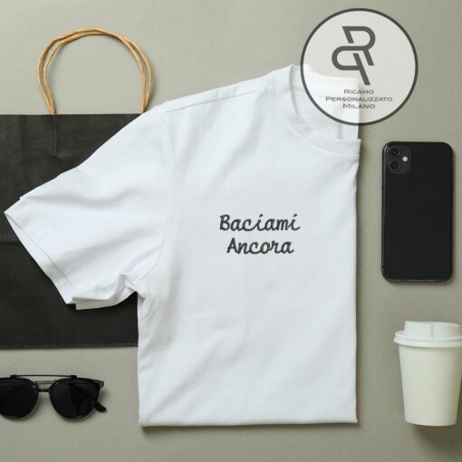 T-shirt ricamata con scritta sul lato