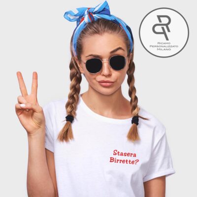 T-shirt con scritta ricamata di alta qualità lato cuore