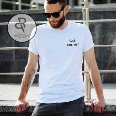 T-shirt ricamata con frase per uomo sul cuore