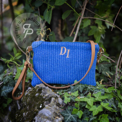 Borsa in rafia con monogramma e tracolla in blu