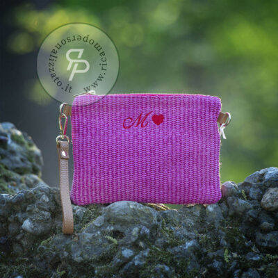 Borsa in rafia con monogramma cuore e lettera fucsia