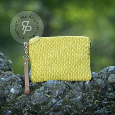 Borsa in rafia con monogramma giallo